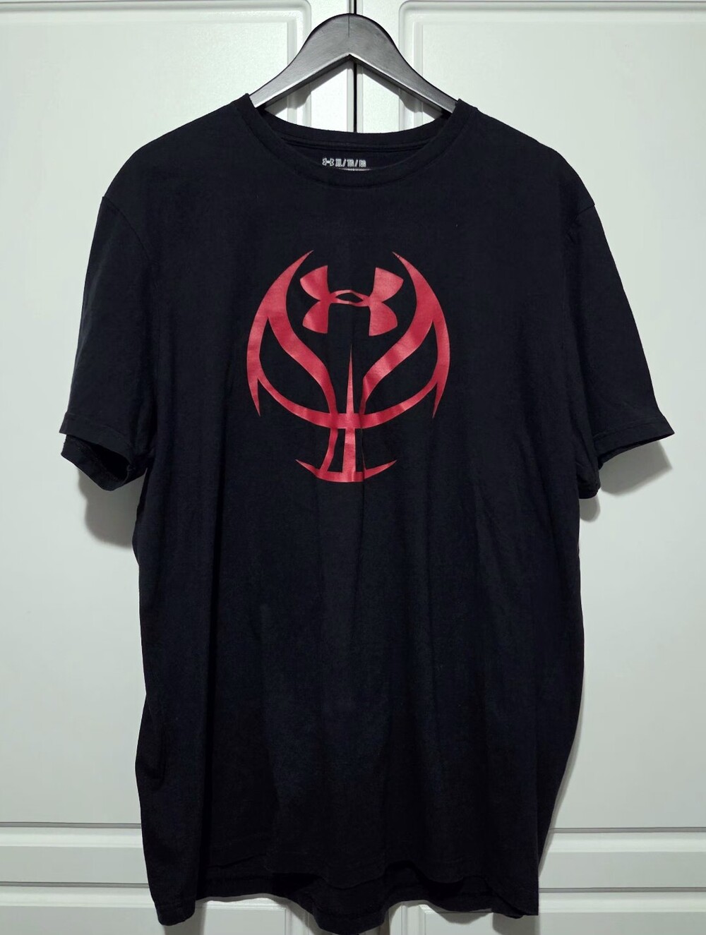 Under Armour Loose HeatGear Charged Mens Black Graphic Logo Short Sleeve T-Shirt